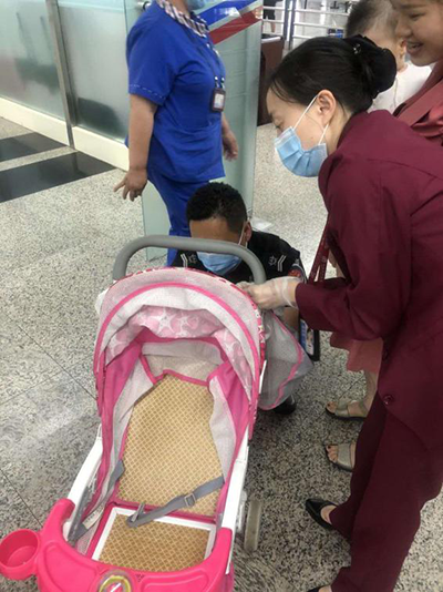 圖片1.png“真情服務(wù)”是讓旅客更加安心、放心、舒心的出行。行查室作為部門進港服務(wù)的最后一個環(huán)節(jié)，在日常工作中也很注重服務(wù)細節(jié)。6月10日，行查室工作人員幫助旅客打開嬰兒車，為她排憂解難。.png