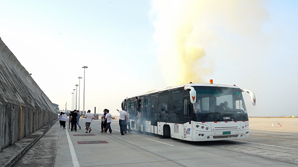 1654650255601412.jpg 綿陽機場積極組織開展航空器跑道突發(fā)事件應(yīng)急救援演練1.jpg