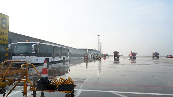 1654650268129921.jpg 綿陽機場積極組織開展航空器跑道突發(fā)事件應(yīng)急救援演練2.jpg