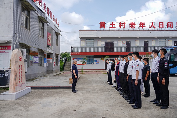 “助力鄉(xiāng)村振興，踐行艱苦奮斗” 將新員工黨性教育活動搬到對口幫扶村1.jpg
