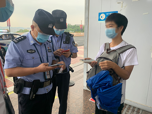 安檢站查獲一旅客冒用他人健康碼、核酸證明副本.jpg